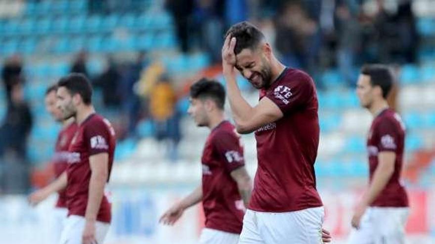 Los jugadores del Pontevedra, desolados tras la derrota. // Área 11