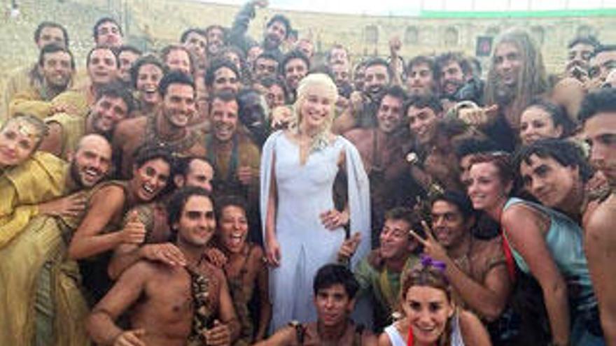 Emilia Clarke con los &#039;extras&#039; en Osuna.