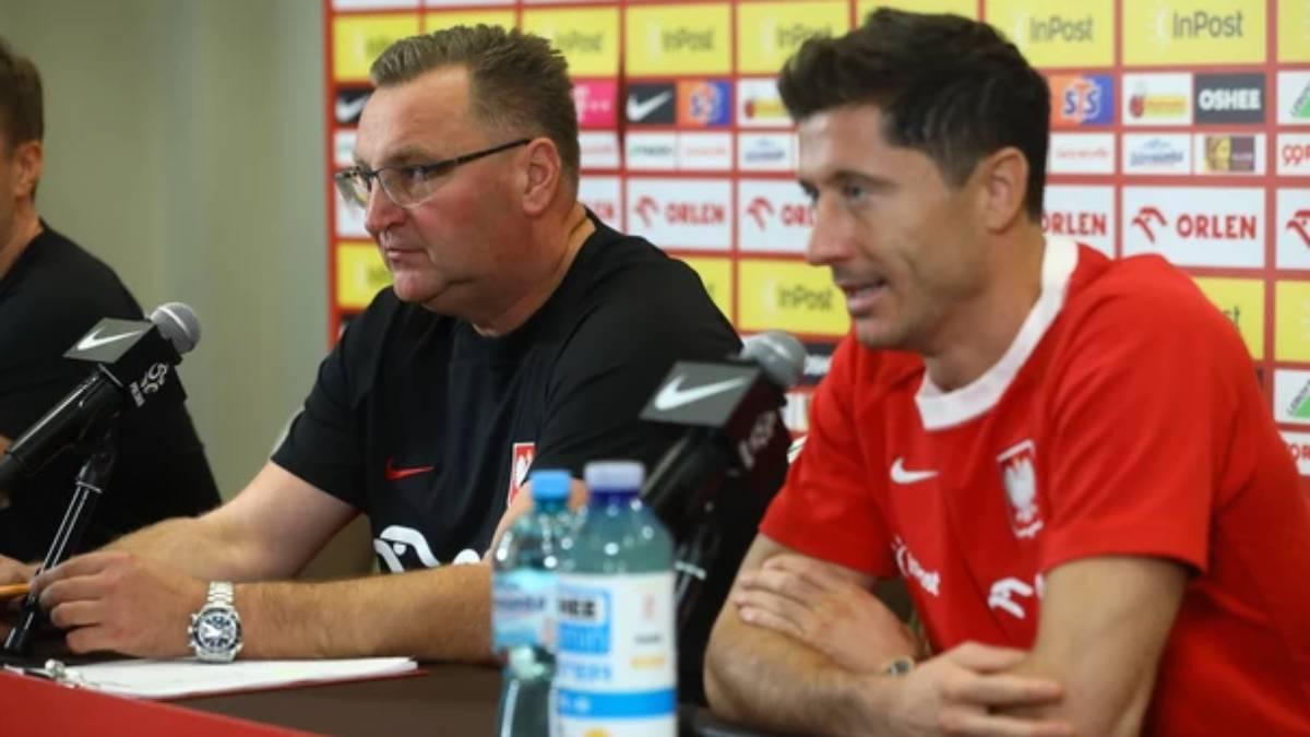 Lewandowski, junto al seleccionador polaco en rueda de prensa