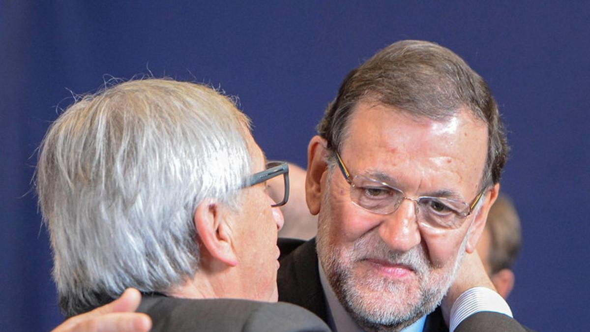 El presidente de la Comisón Europea, Jean-Claude Juncker, saluda a Rajoy, en el 2015.