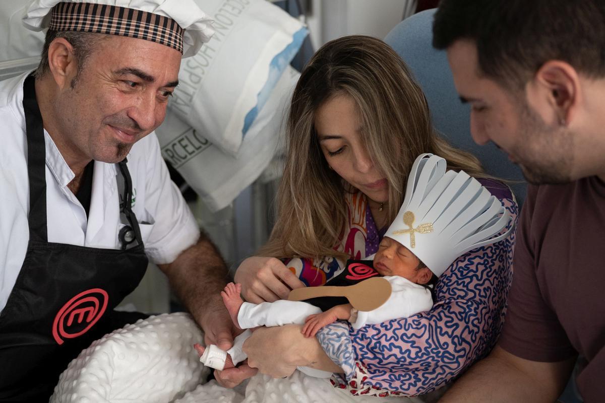 Los bebés ingresados en la UCI neonatal del Clínic se convierten en pequeños cocineros por Carnaval