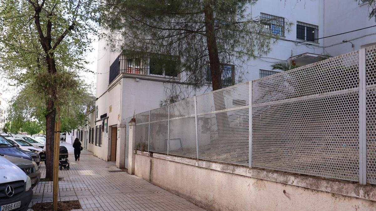 Centro de salud Los Pinos en su ubicación actual en la que hay desperfectos importantes que ponen en peligro a los usuarios y profesionales.