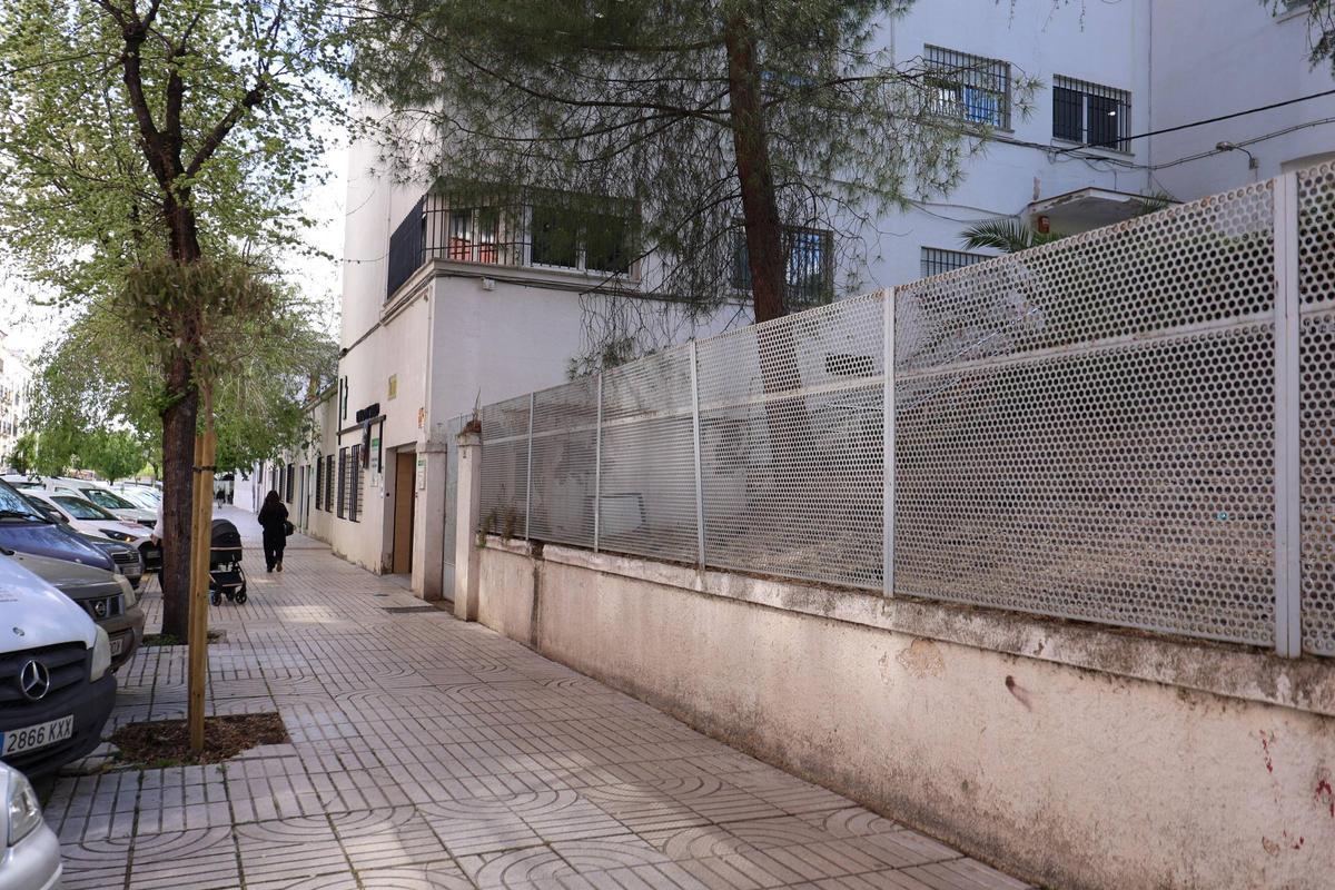 Centro de salud Los Pinos en su ubicación actual en la que hay desperfectos importantes que ponen en peligro a los usuarios y profesionales.