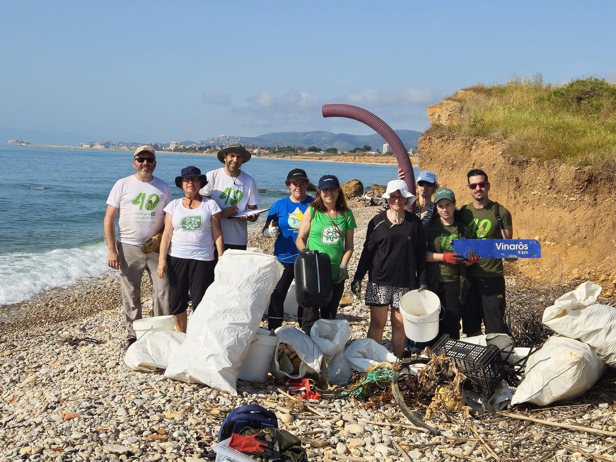 Voluntarios de APNAL-Ecologistas en Acción colaboraron en la actividad internacional “Clean up the sea” muestreando y retirando residuos de 400 metros de la playa del Surrach.