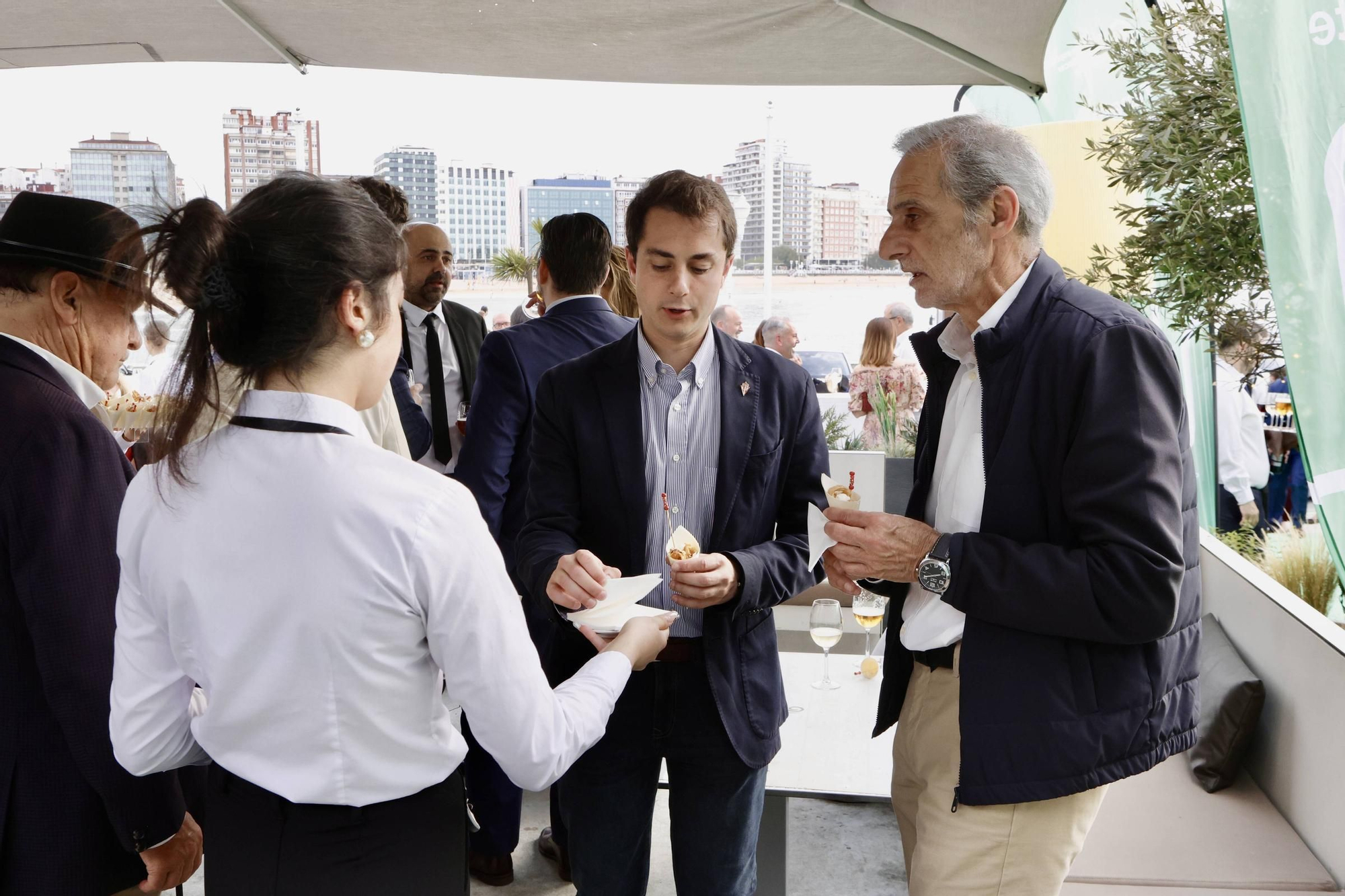 La cena solidaria de la Asociación Española Contra el Cánder en Gijón, en imágenes