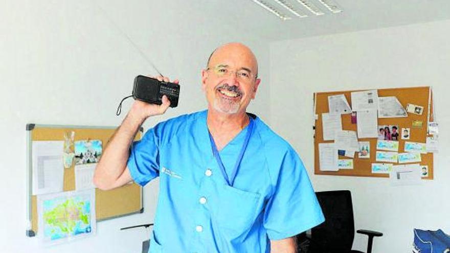 Rodolfo Moreno, con el transistor que tiene en su consulta. | FOTO DE ASEF 