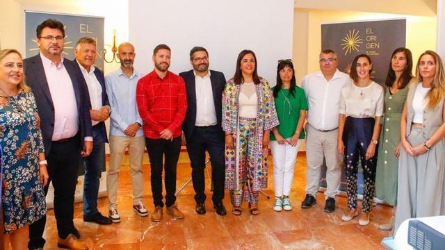 Representantes de la Mancomunidade, de los ayuntamientos de O Salnés y de la Diputación, ayer en el Parador de Cambados. |  // IÑAKI ABELLA