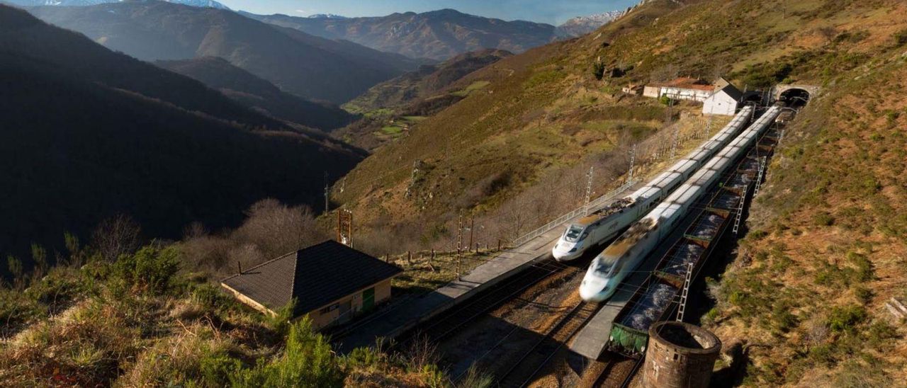 Dos trenes Alvia en la rampa de Pajares.