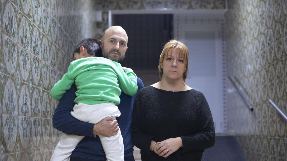 Juan Garzón y Letizia Ghignone, con su hijo.