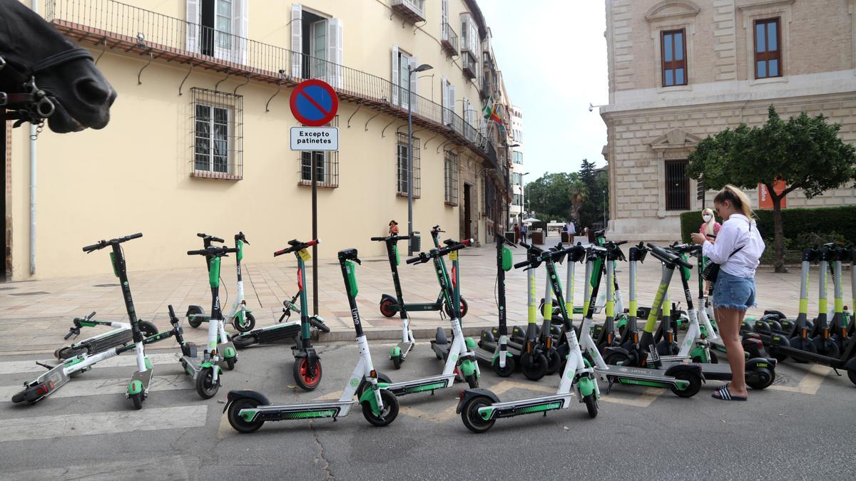 Patinetes estacionados frente al Museo de Málaga.