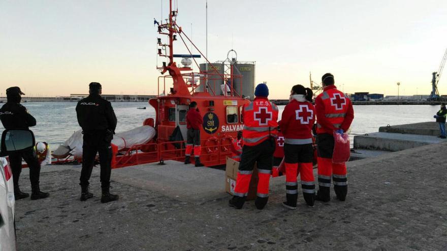 La Cruz Roja asiste a las personas rescatadas por Salvamento Marítimo.