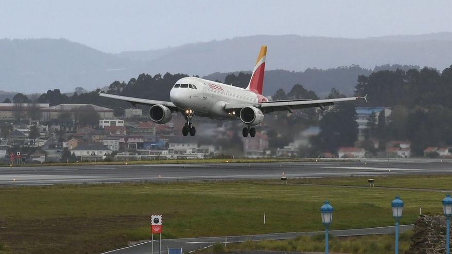 Vuelo de Iberia en Alvedro.   | // CARLOS PARDELLAS