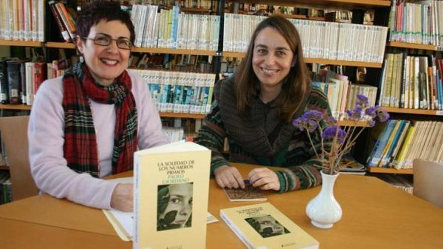 La bibliotecaria de Castropol Manuela Busto y la profesora de italiano Paloma Galán, ayer, en la biblioteca.