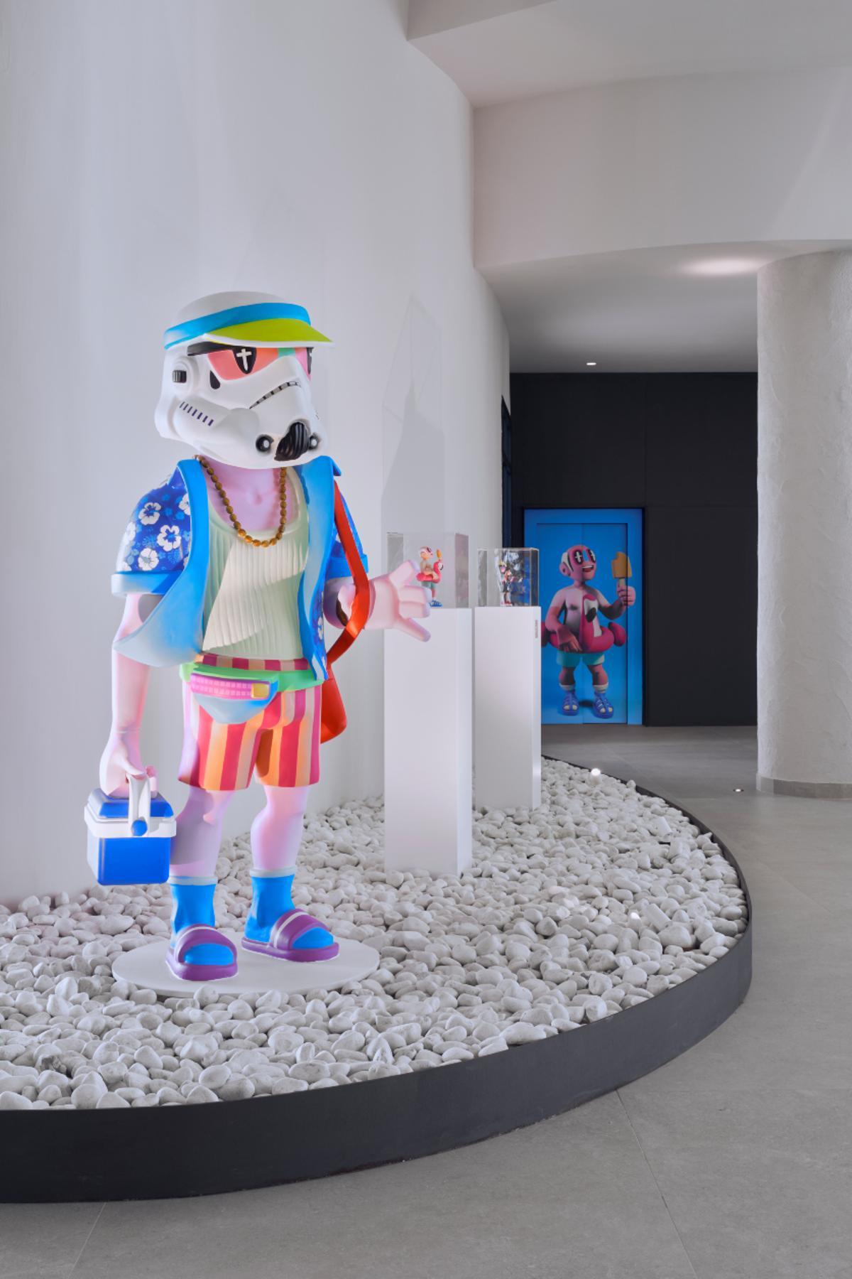 El art toy firmado por el artista Luaiso López se encuentra en el lobby del hotel.