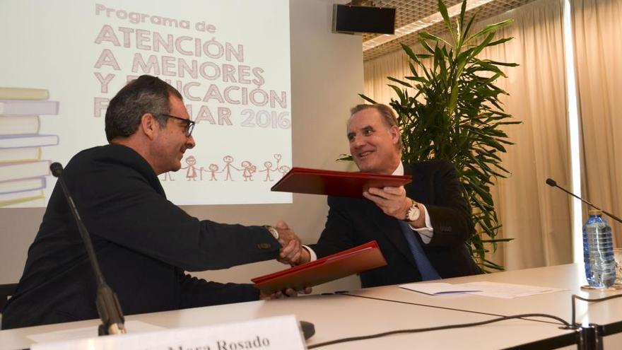 Sebastián Mora y José María Arias, este mediodía, durante la firma del convenio.