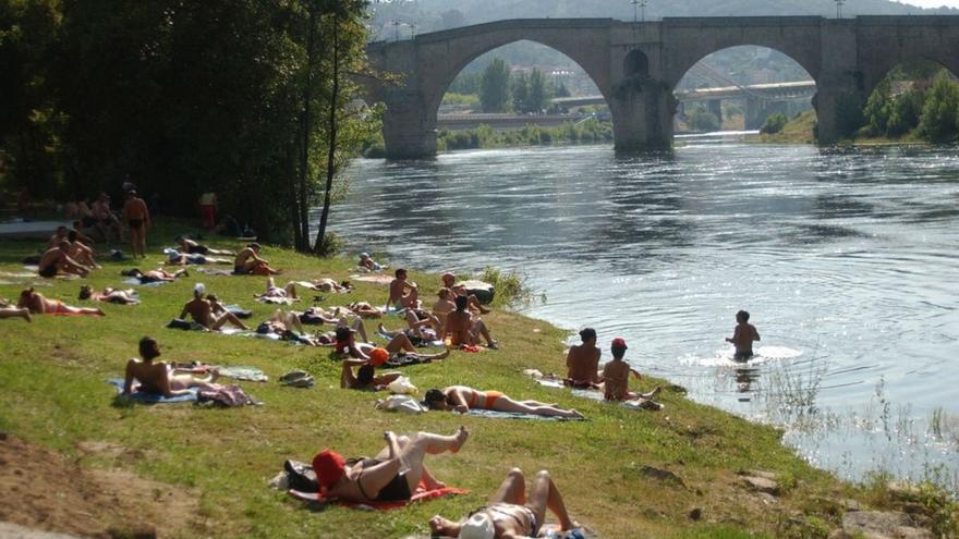 Nota «excelente» en la playa fluvial de Portoquintela pese a las cianobacterias