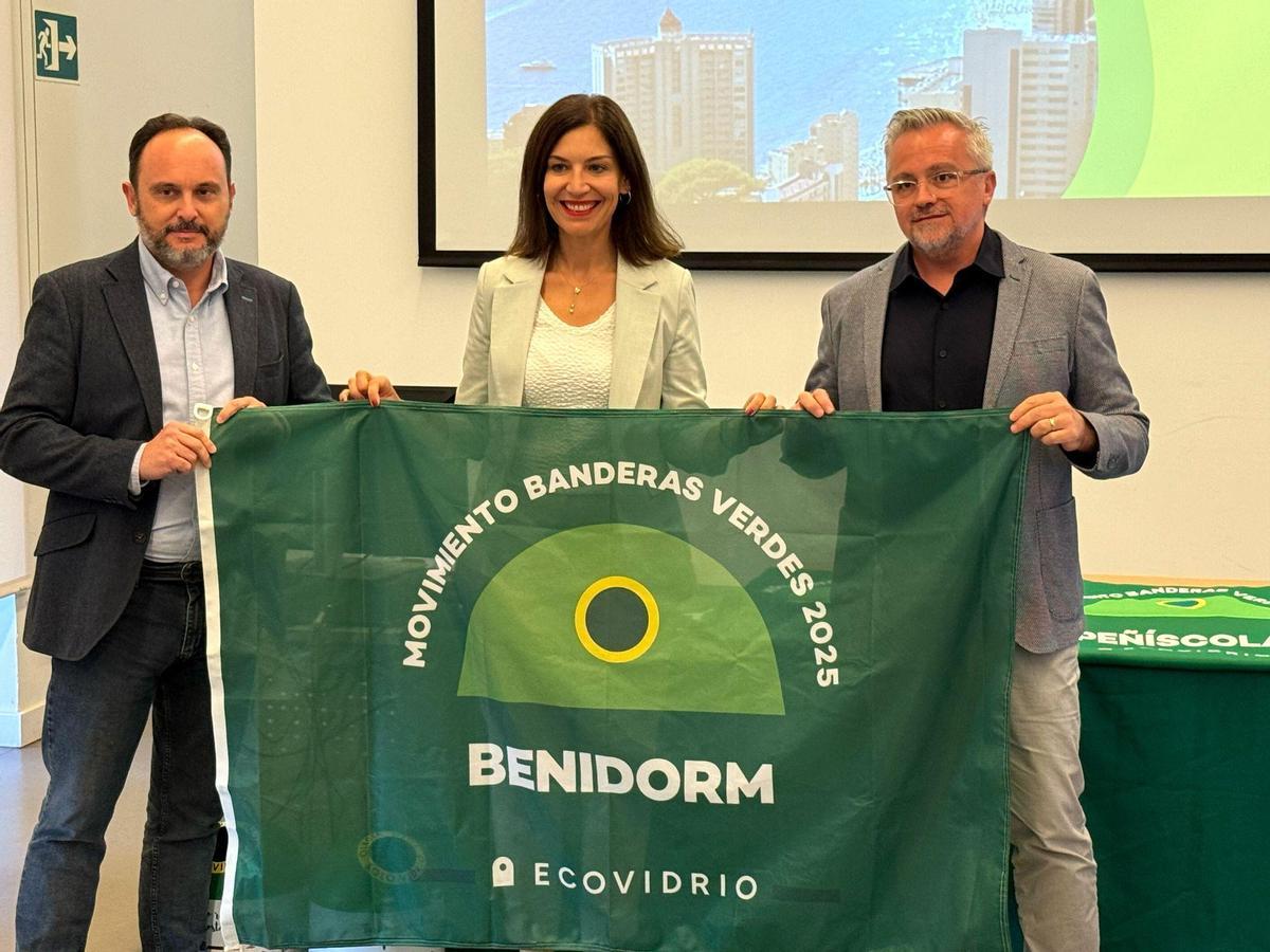 Benidorm, además de revalidar la bandera verde, ha sido premiado con una jornada de limpieza en una de sus playas por ser el municipio más comprometido con la sostenibilidad y el reciclaje de vidrio en su comunidad autónoma.