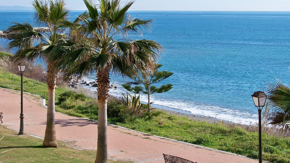 Así es la playa de la Galeria, una costa secreta de Málaga perfecta para hacer buceo