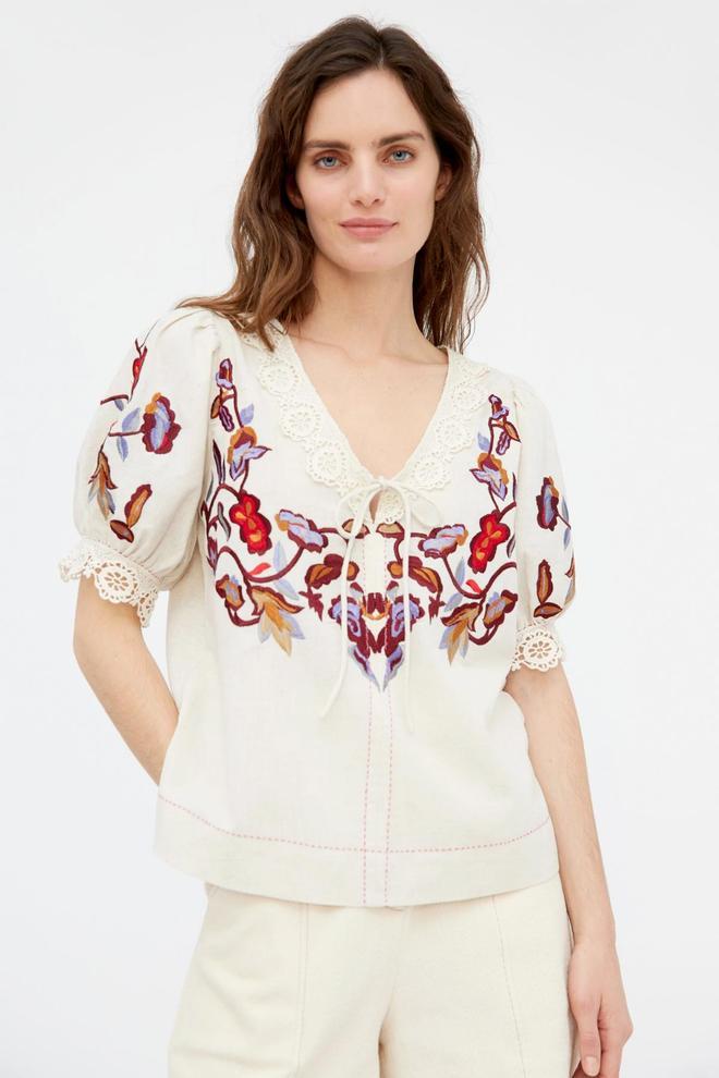 Blusa con encajes y bordados, de Maksu