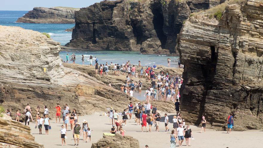 Turistas pasean por la playa de Las Catedrales.