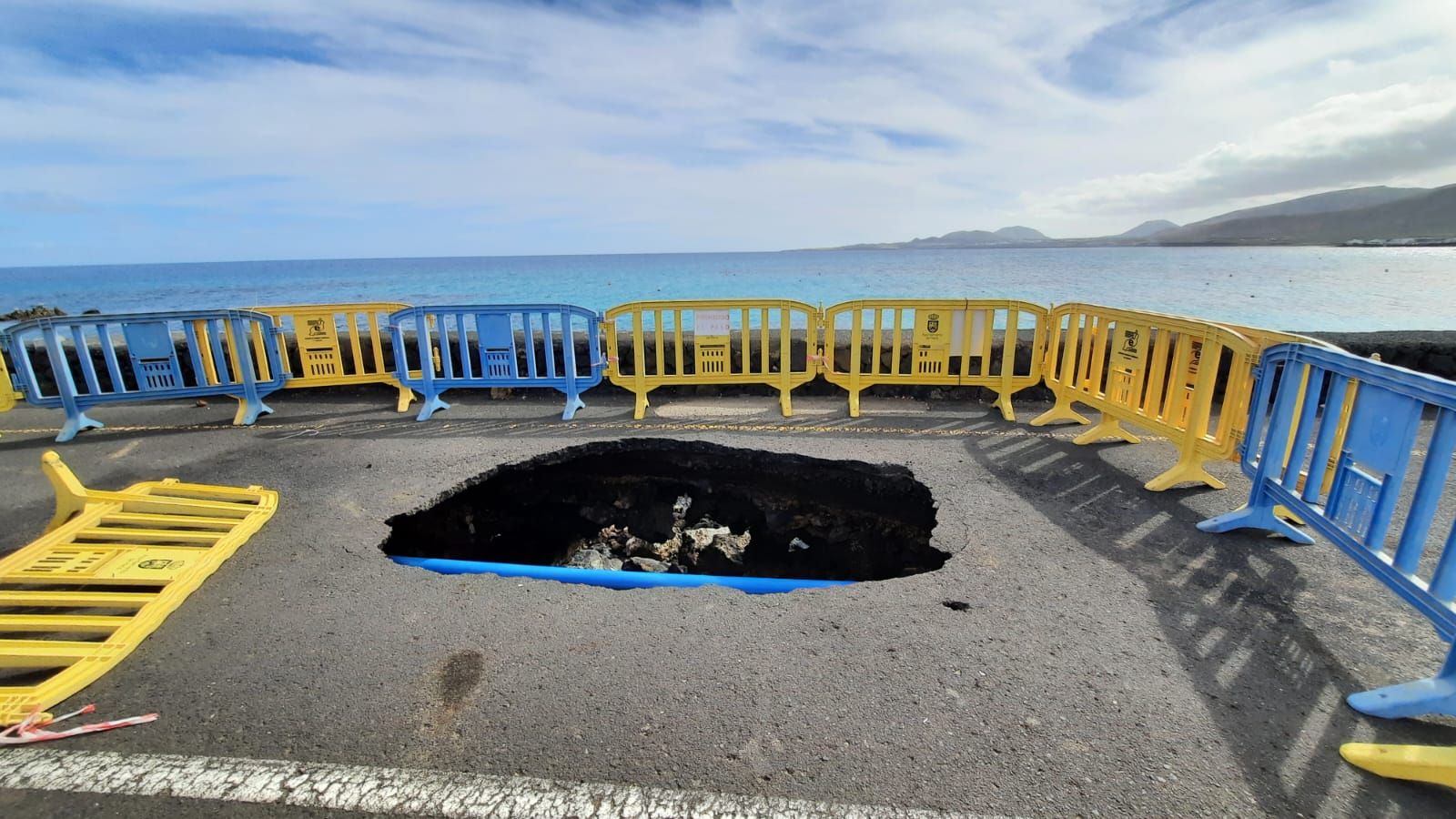 Socavón en el muelle de Punta Mujeres (Haría)