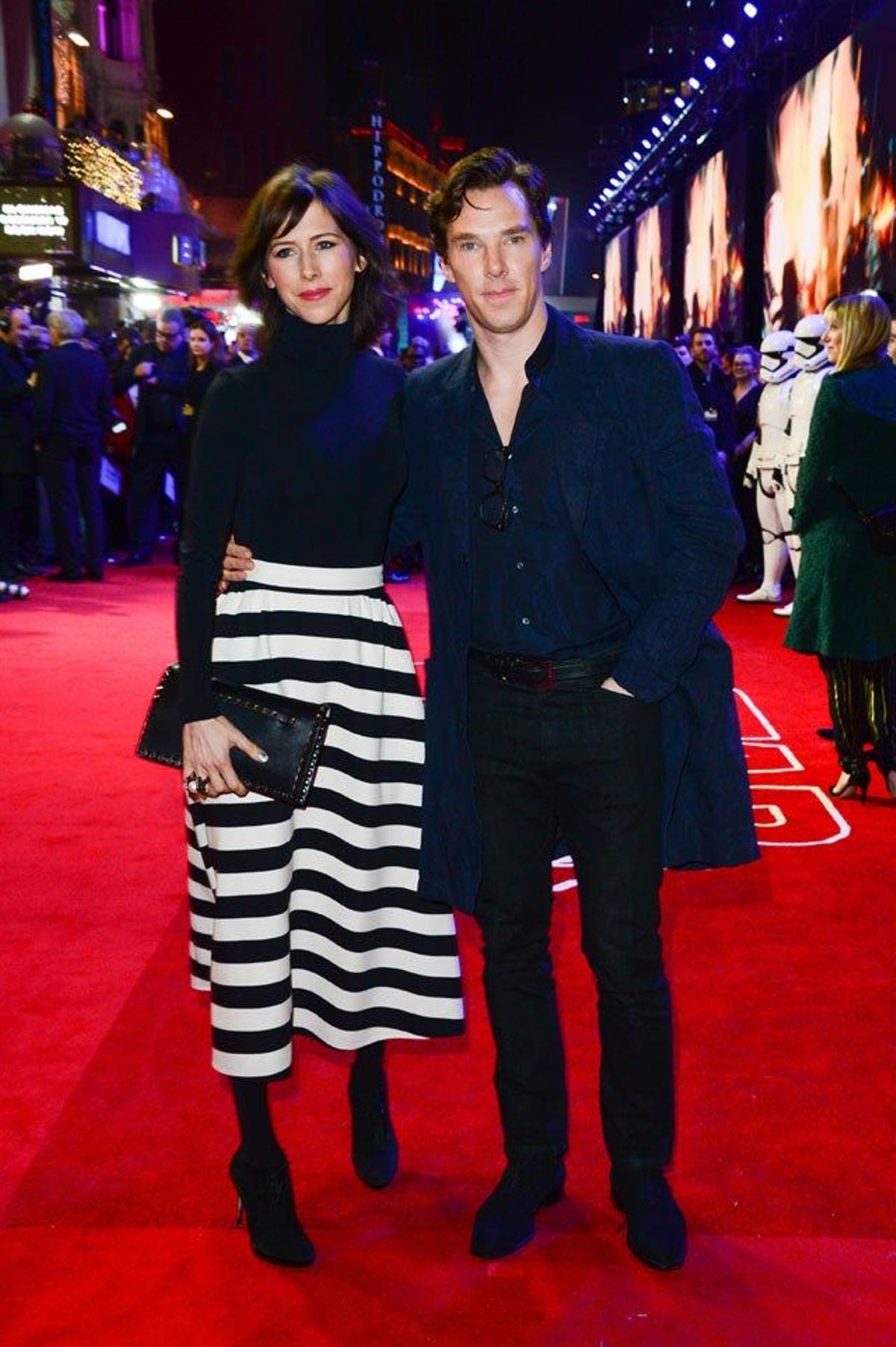 Benedict Cumberbatch y Sophie Hunter, en el preestreno de la última película de La guerra de las galaxias en Londres.