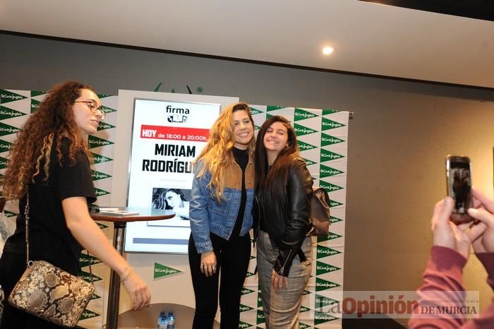 Miriam Rodríguez firma discos en El Corte Inglés