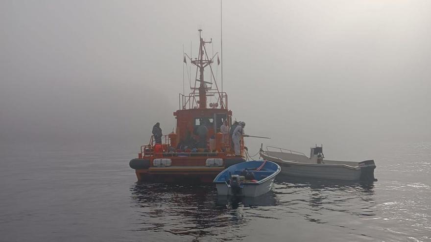 Momento del doble rescate realizado la pasada madrugada en aguas de Cabrera.