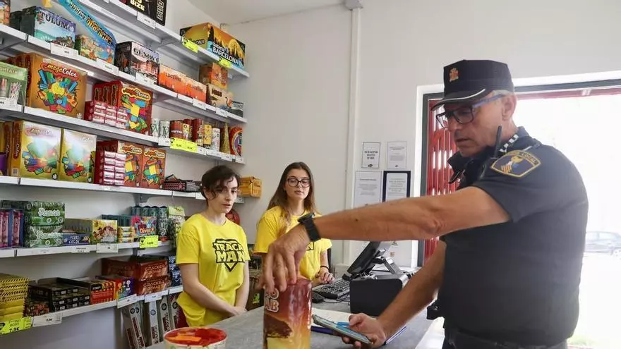 Elche cambia el mapa de venta de pólvora para la Nit de l'Albà: los puntos fijos caen a la mitad y se duplican las casetas