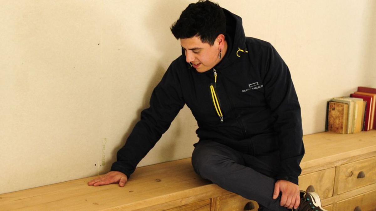 Alberto Sánchez Reinoso pasa la mano sobre la madera del mueble principal del plató de Maestros de la Costura.