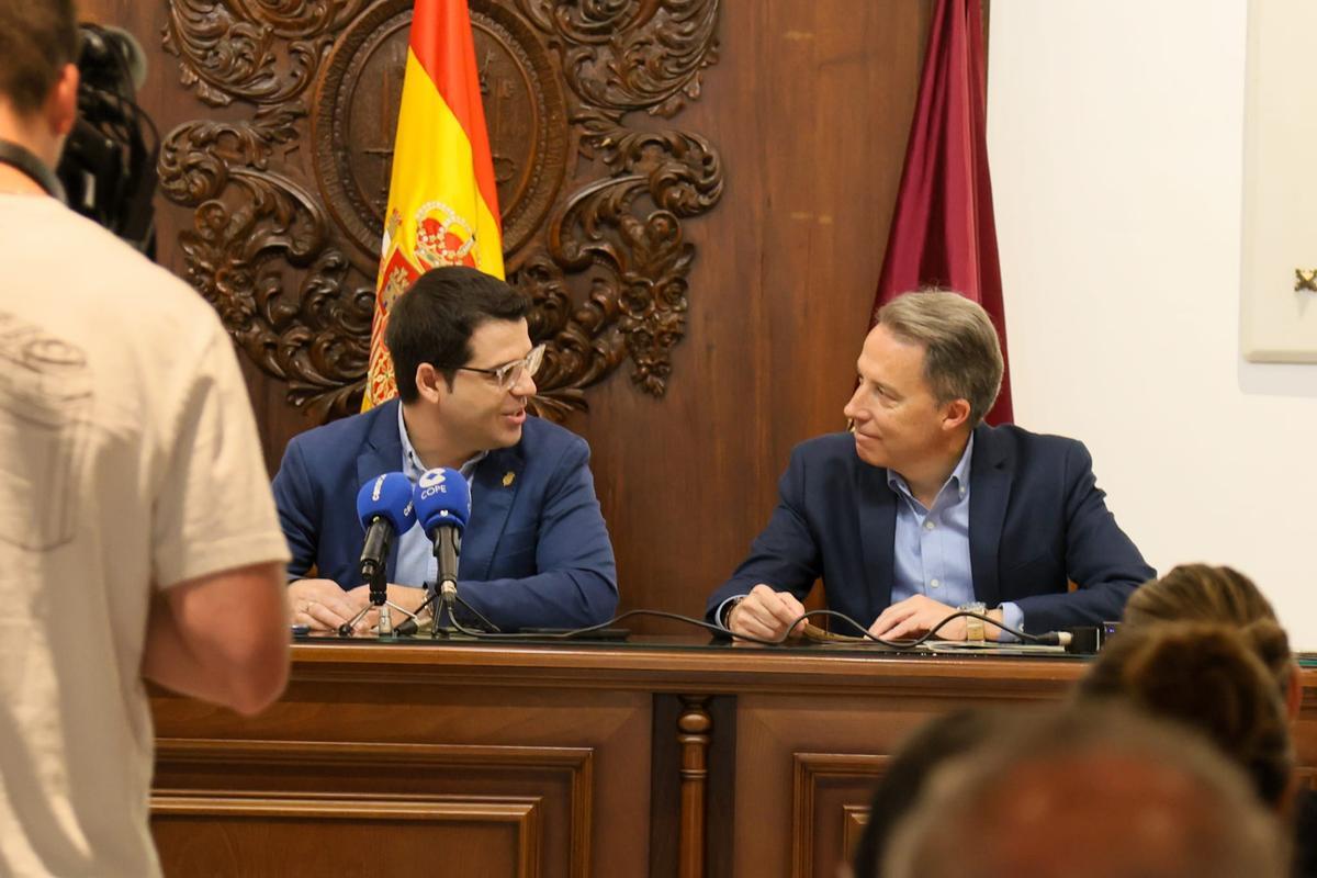 Pedro Millán y Fulgencio Gil durante la presentación de los actos.