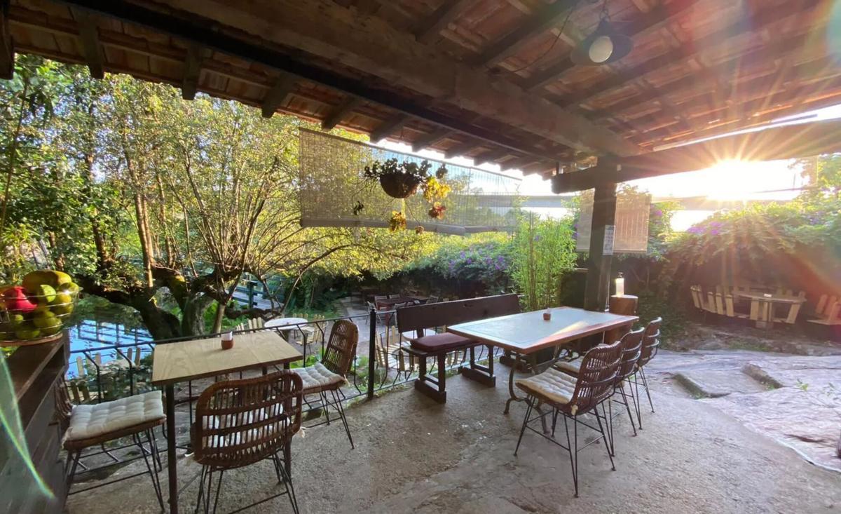 Una parte de la terraza exterior de O Muíño Vello, en Redondela.