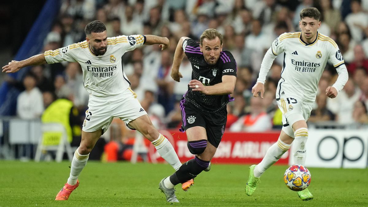 Real Madrid - Bayern Múnich.Harry Kane disputa el balón con Dani Carvajal.