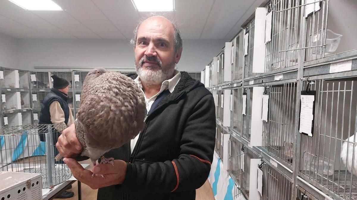 El presidente Santiago Antepazo con una paloma en la mano.