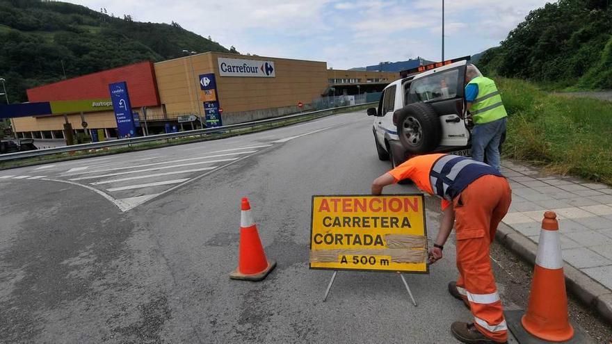 La señal colocada en la glorieta del hospital.