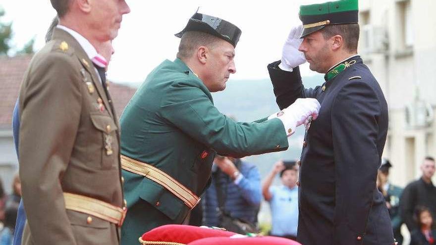 El teniente coronel Manuel Javier Novo entrega la cruz al guardia de la GNR Da Costa Lopes. // Iñaki Osorio