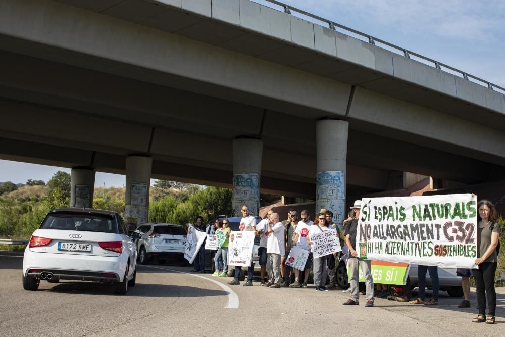 Protesta de la plataforma Aturem la C-32 a peu de carretera