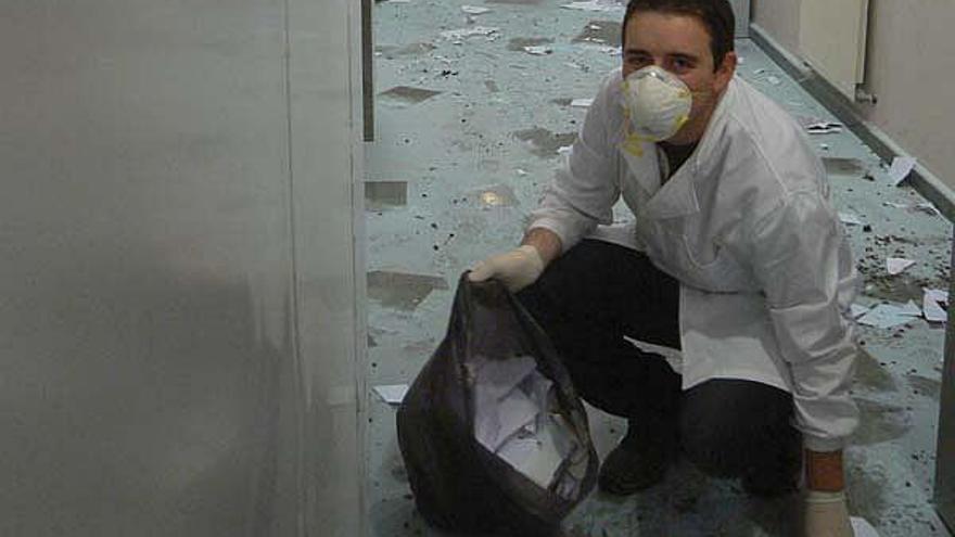 Profesores y estudiantes, limpiaron los destrozos en Ciencias.