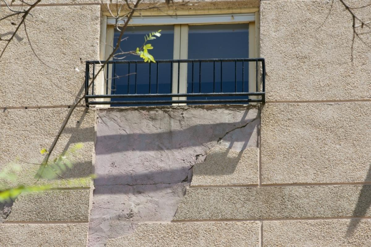 Así ha quedado la fachada tras el desprendimiento.