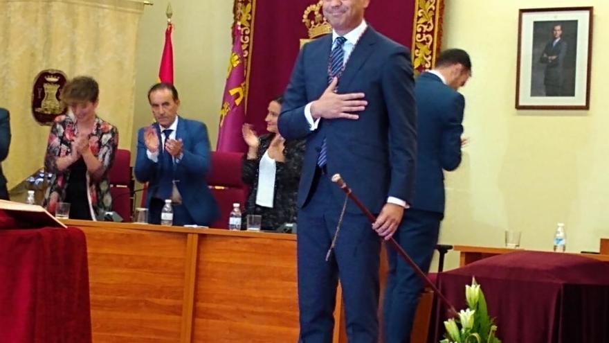 Marcos Ortuño, con el bastón de mando.