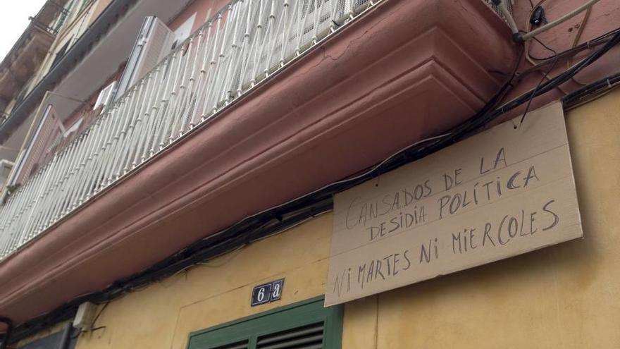 Los residentes han colocado pancartas para denunciar su hartagzo.