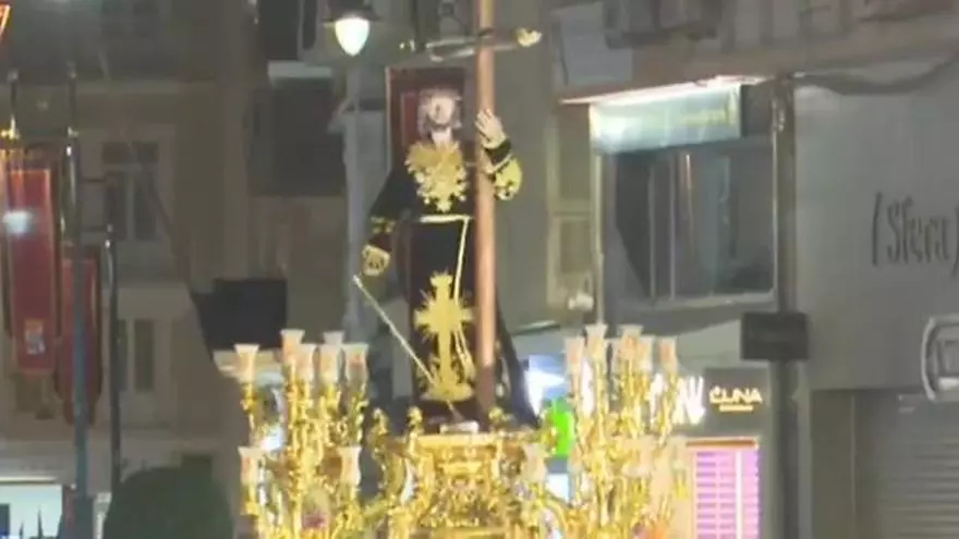 El Cristo de la Misericordia se tambalea durante la procesión.