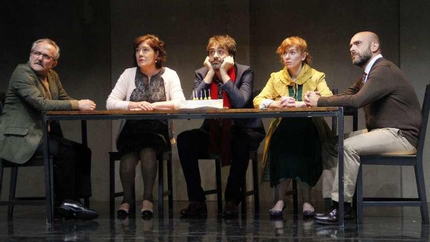 Los actores de &quot;A leituga&quot;, durante la representación en el Auditorio de Cangas. // Santos Álvarez