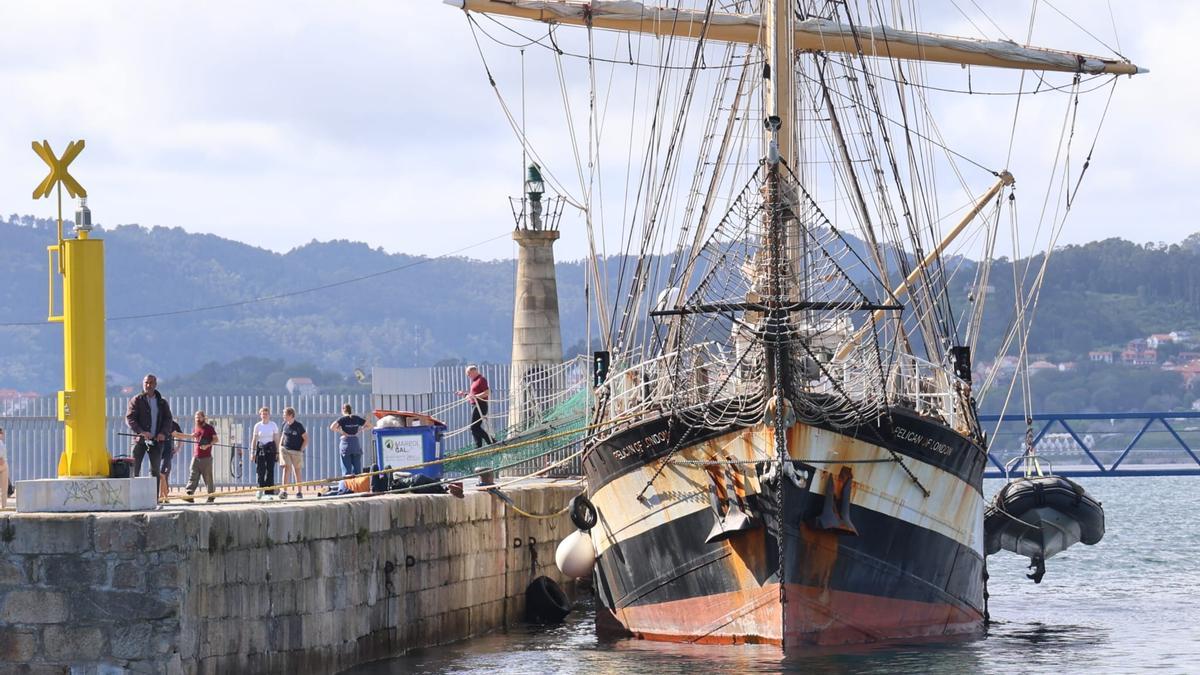 La goleta-escuela 'Pelican of London' atracada en el puerto de Vigo.