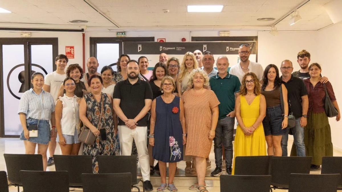 Presentación de la Fira de la Tapa con los comerciantes, la alcaldesa y el concejal de Comercio de Picassent