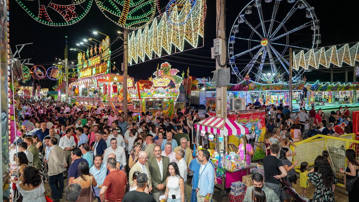Ambiente en los pasillos de las atracciones, la noche del sábado.