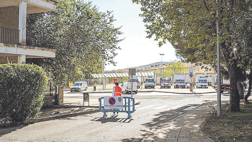 Una valla impide el acceso a la zona de autocaravanas de Valhondo.