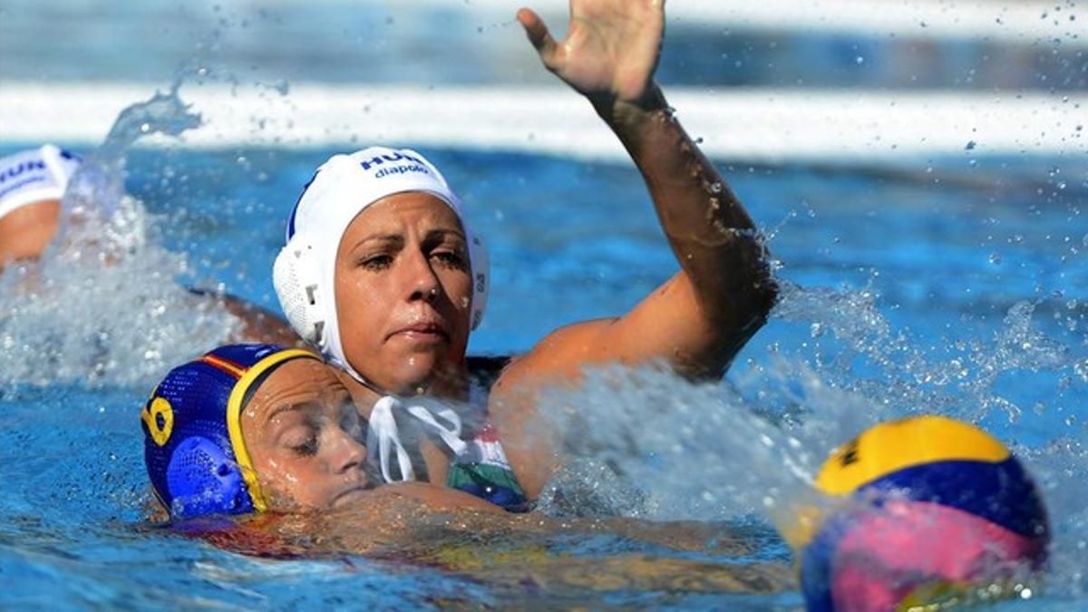 Jennifer Pareja (abajo) lucha por el balón.