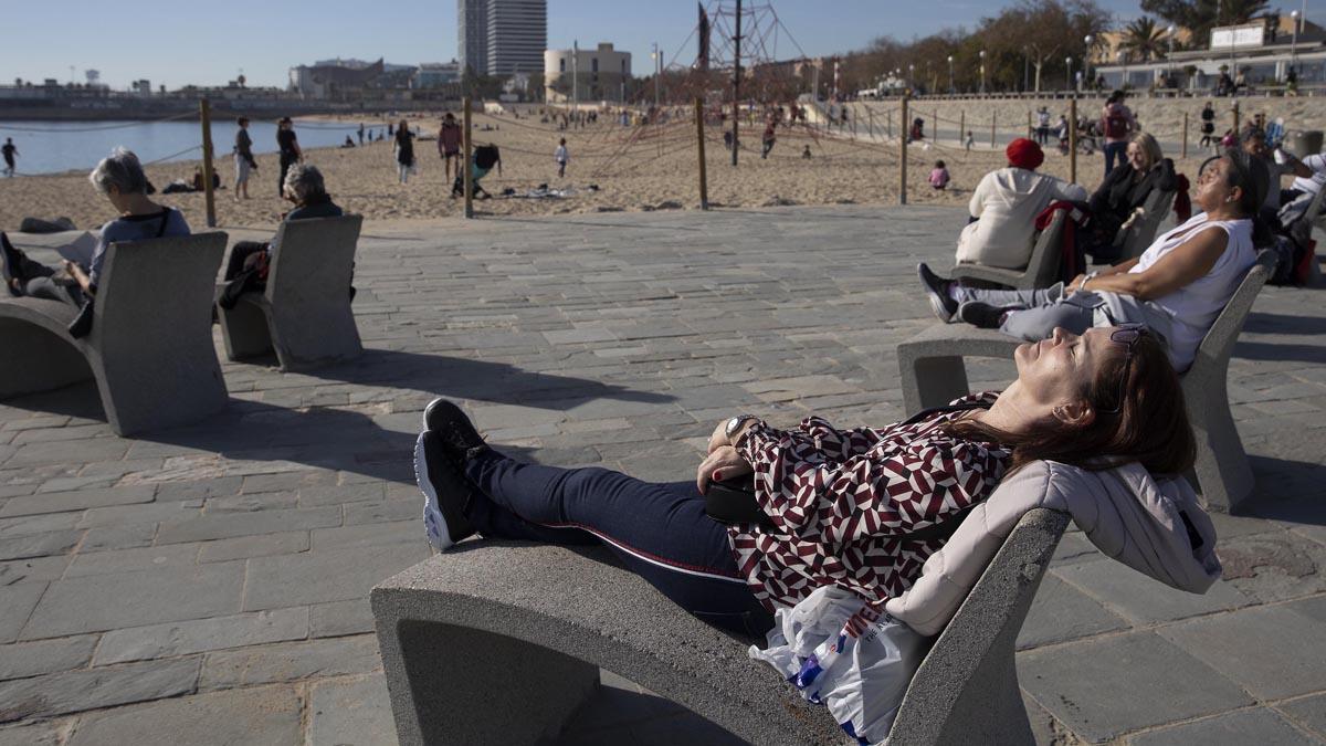 Diciembre de calor  en la playa de la Barceloneta