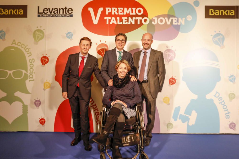 Los invitados posan en el photocall de los premios Talento Joven CV.